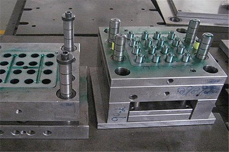 高精度塑膠模具.jpg