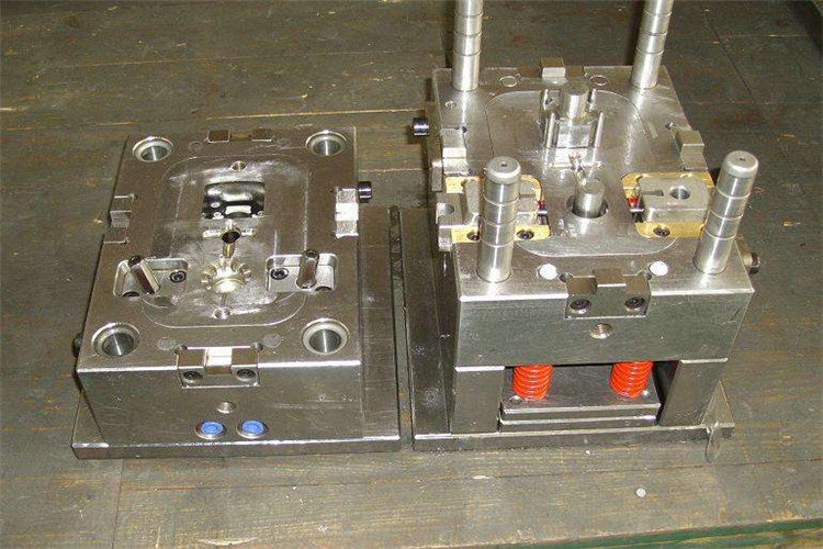 精密塑膠模具.jpg