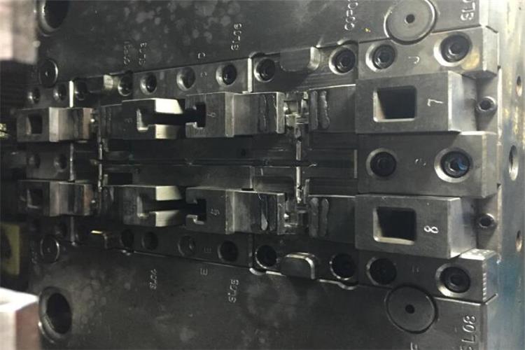 一是模具設計因素造成的模具變形，沖壓模具的結構十分復雜，模具設計時模具的尺寸、狀設計不合理或是選用了不合適的材料都會引起模具變形