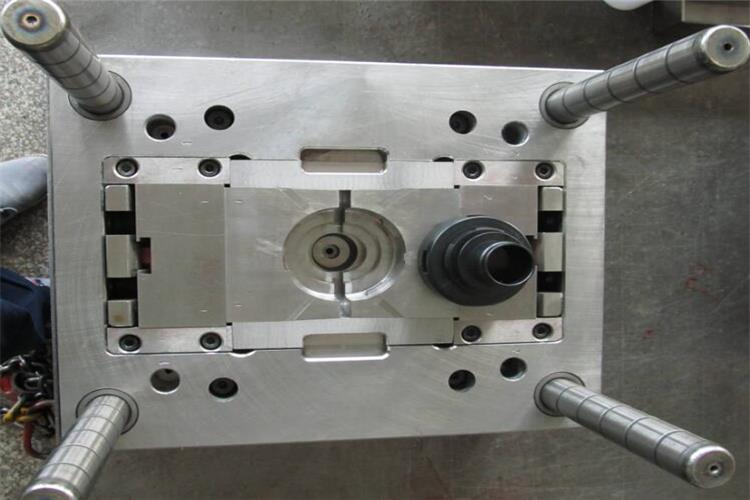 除了成型零件外，模具中其它結構零件都應有足夠的強度和剛度，以承受工作時的開模、鎖模力、注射壓力及熱應力的作用