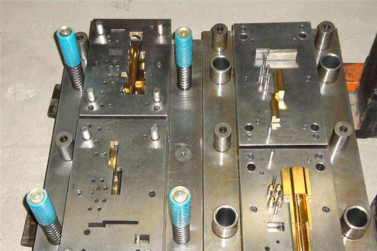 使制品的較大投影面與開模方向垂直，塑件注射時型腔內各方向的壓強P相同，故某方向總壓力F=P x S