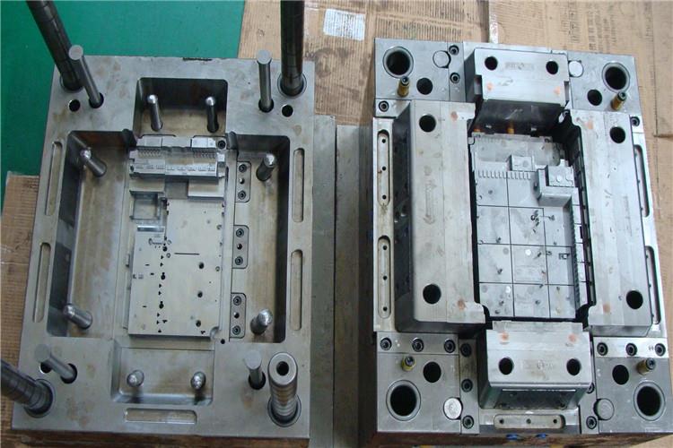 應視模具工作零件的材料和要求的不同分別采用退火、正火或調質等預備熱處理工藝，以改善組織