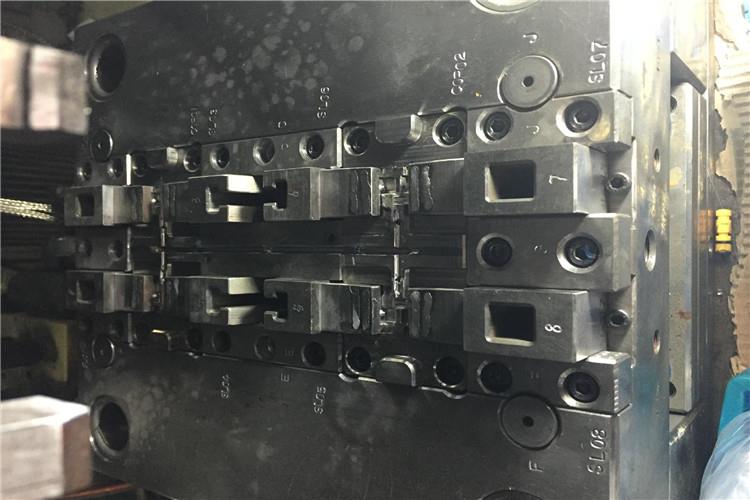有些精密塑膠模具在工作過程中處于反復加熱和冷卻的狀態，使型腔表面受拉、壓力變應力的作用