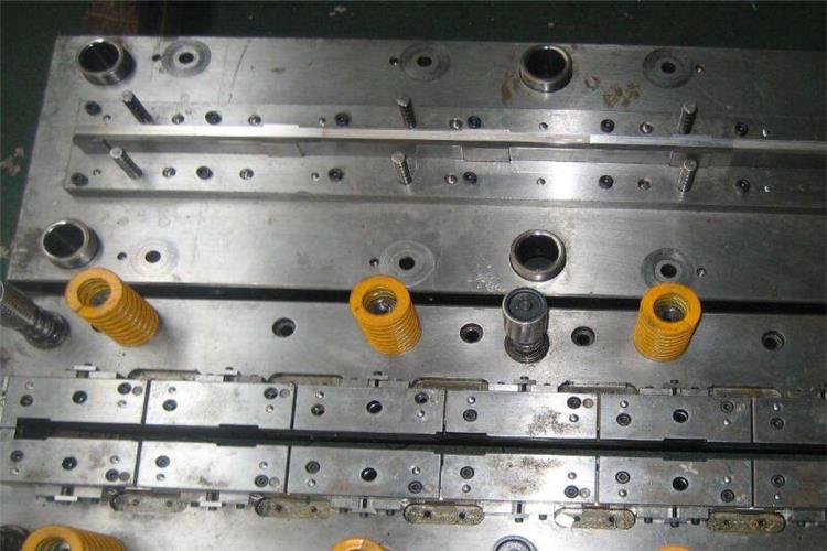 有些零件由于成型時有特殊要求，小型塑膠模具還需使用熱流道，氣輔成型，氮氣缸等先進的工藝