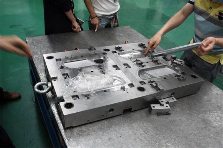 制造廠家應具備數控、電火花、線切割機床及數控仿型銑設備，高精度磨床，高精度三座標測量儀，計算機設計及相關軟件等