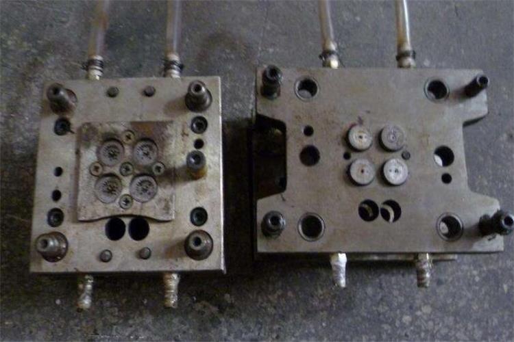 小型塑膠模具的模腔排氣的方法很多，但每一種方法均須保障：排氣槽在排氣的同時，其尺寸設計應能防止物料溢進槽內，其次還要防止堵塞