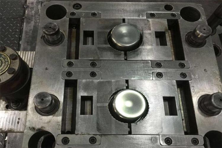 須嚴格按照相應的鋁型材擠壓工藝執行，開機過程中鋁棒爐中段溫度設定在530-550℃，出口段溫度設定在480-500℃