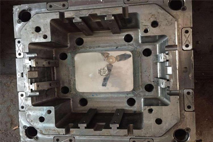 安裝、拆卸成型精密注塑模具中零件時，用錘子敲擊零件，造成精密注塑模具零件變形或光潔面被破壞、工作面有撞擊傷痕