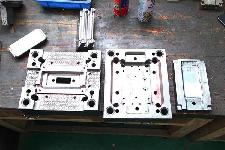 導致部件工作質量變差：塑料注塑模具溫升過高會導致部件工作質量變差，油中溶解空氣逸出，產生氣穴，致使液壓系統工作性能降低