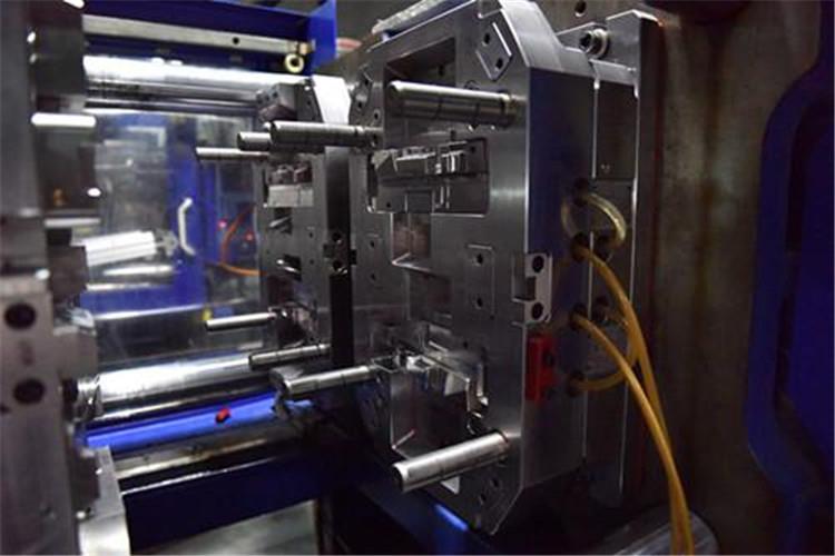 鋁制注塑模具溫度對膠件的成型質量、成型效率有著較大的影響，在溫度較高的模具里，熔融膠料的流動性較好