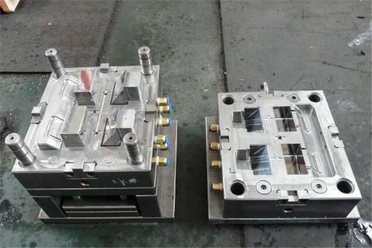 低溫注塑模具加工廠自行回收可用的鋅合金壓鑄廢料通常需要有一只專用的冶煉爐，一攪拌器或其它可用來混合熔融金屬