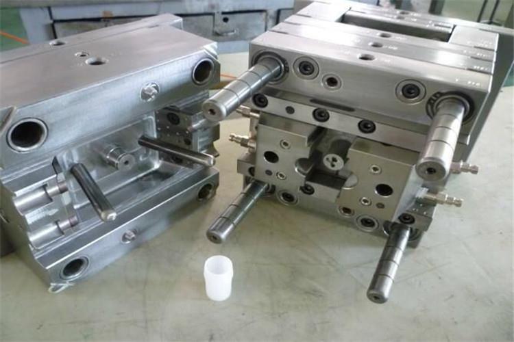 消化工藝資料，分析工藝任務書所提出的成型方法、設備型號、材料規格、模具結構類型等要求是否恰當