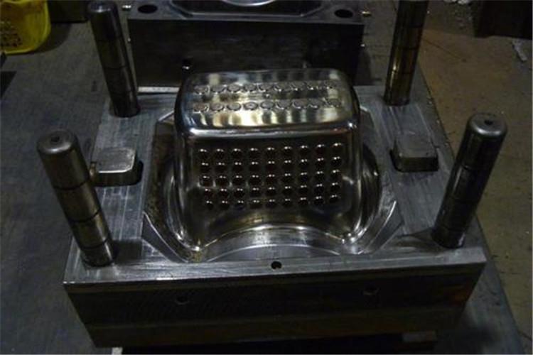 根據成型設備的種類來進行模具，因此須熟知各種成型設備的性能、規格、特點