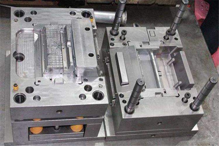 制定詳細的模具清洗計劃，在對模具的不同部位進行清洗時，如壓機內部清洗、沿邊擦拭、常規清洗、主要部分清洗