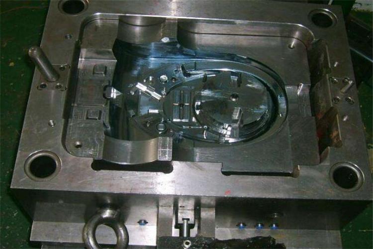 雖然是在選定成型材料、成型設備時，在預想的工藝條件下進行高精度塑膠模具設計