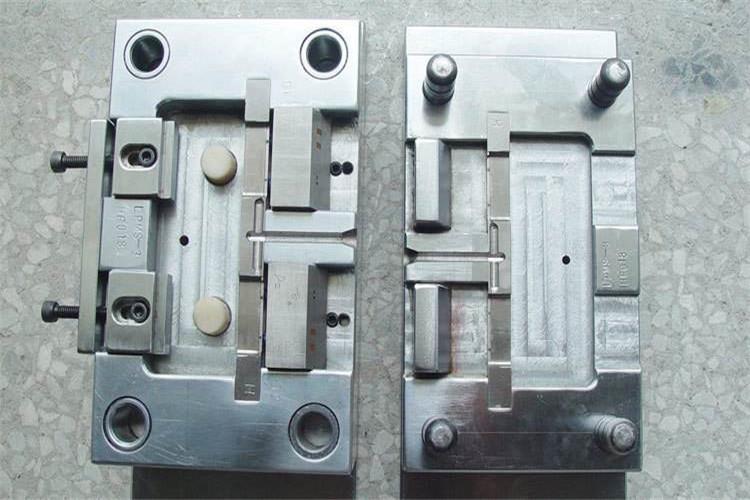 塑料注射成型所用的模具稱為注塑成型模具，簡稱注塑模，注塑模具能一次成型外形復雜、尺寸精確高或帶有嵌件的塑料制品，“七分模具，三分工藝”