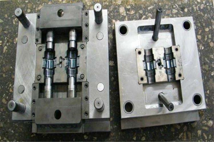 每模具上需有模具編號及零件名稱之標識，以方便取用及管理，模具的編號包括：零件序號、產品編號、產品代號