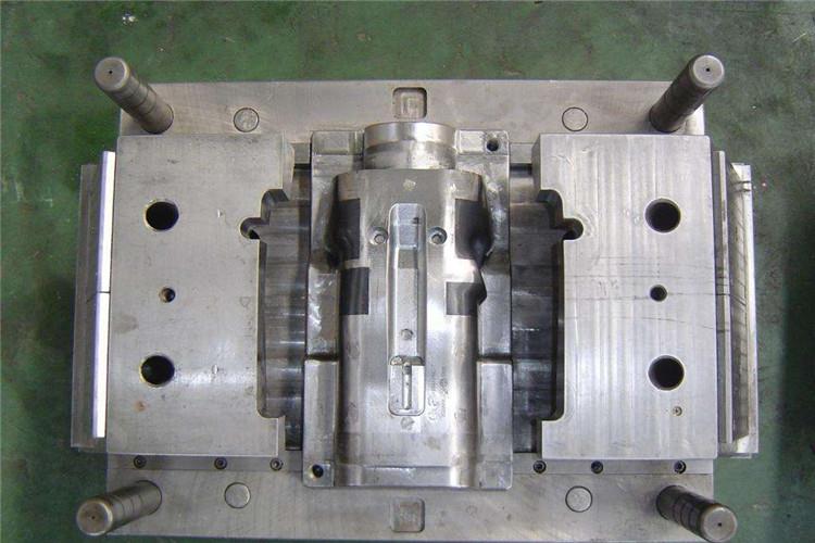 長期未用且需保存之模具需合模，不可將模芯裸露于空氣中，且頂針需拔下統一專門保管