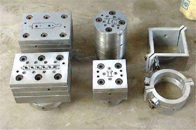 塑膠模具設計的合理性和可加工性也是決定模具價格的一大因素