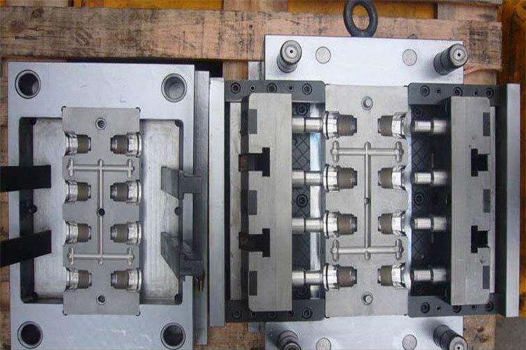 塑膠模具在注塑加工中運水的連通是必不可少的，一方面控制模具溫度，只是產品更穩定