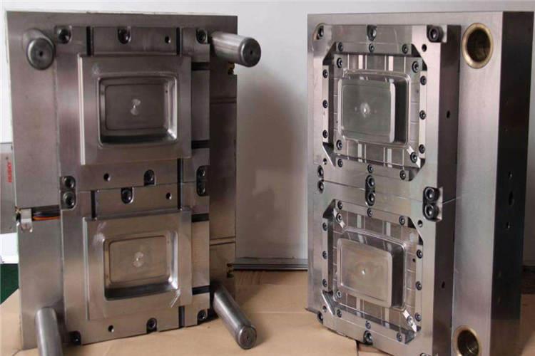 澆口亦稱進料口，是連接分流道與型腔熔體的通道。澆口選擇恰當與否直接關系到注塑制品能否完好、高質量地注射成型