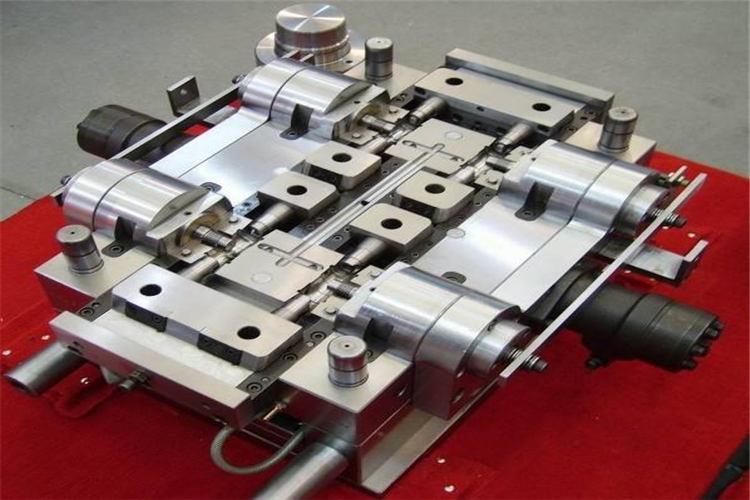 塑料熔體由主流道的大端直接進入型腔，因此具有流動阻力小、流程短及補給時間長等特點