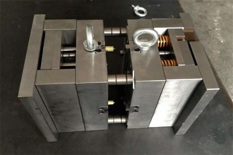 當型腔的全周需要加工較深的骨位時，為了便于加工，可將其分開加工，可以縮短加工時間