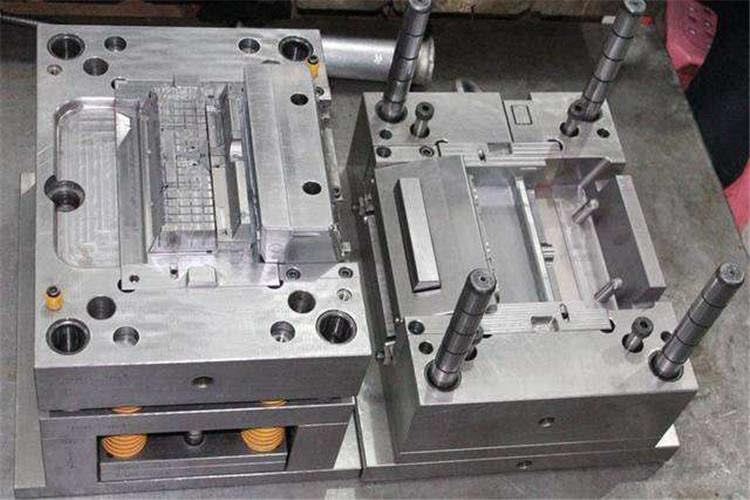 隨著塑膠制品日益廣泛的應用，對塑膠模具的表面質量要求也越高，往往要求達到鏡面拋光度，表面光潔度越好