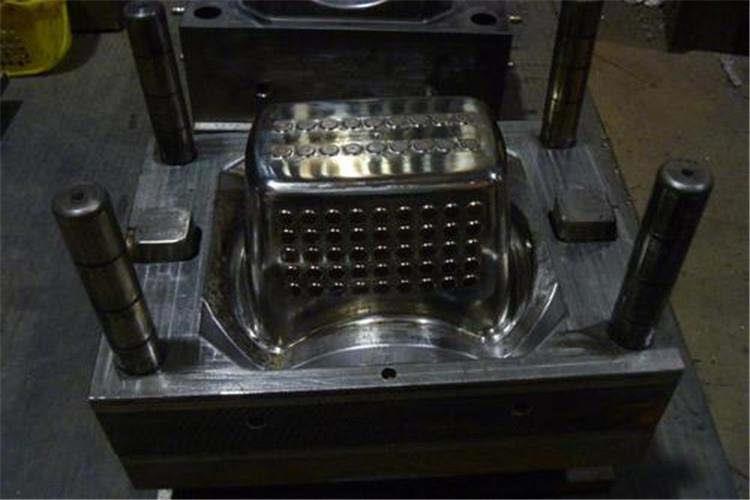 拋光應在清潔無塵室內進行，硬塵粒會污染研磨材料，損害已接近完成的模具表面