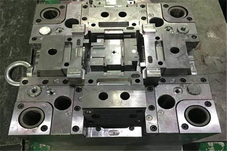 如何選擇塑膠模具研磨和拋光的操作次序，完全取決于拋光操作者的經驗和其使用的工具與設備