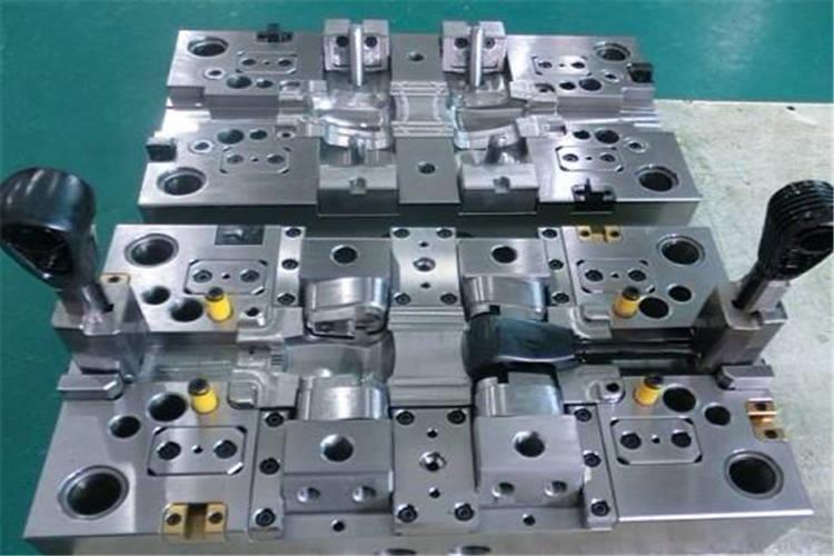 塑膠模具的裝配工藝規程是模具裝配工藝過程和操作方法的工藝文件