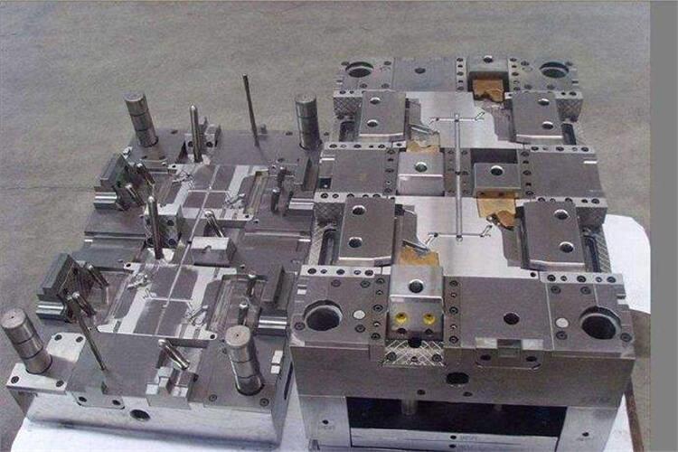 按照塑膠模具驗收技術條件，檢驗模具各部分功能