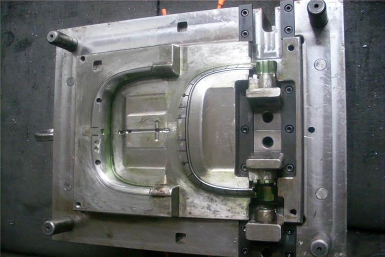 現階段采用計算機輔助設計技術，進行精密注塑模具的設計加工，不僅能保障產品質量、提高生產效率、大大降低設計成本