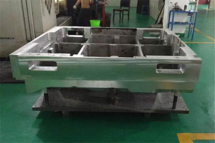 如果觀察鋁制注塑模具成型周期過程中實際溫度，那么在注塑過程中將會出現長而尖的快速溫度變化，接著是模具溫度均等地下降