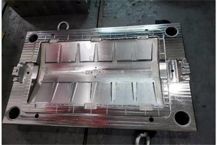 塑料注塑模具上大部分熱量是通過型腔及型芯的冷卻移走的