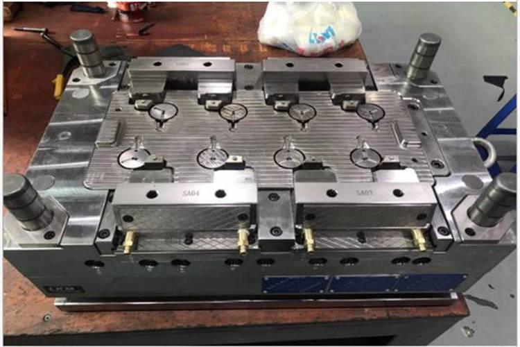 分型面主要用于確定塑件在小型注塑模具中的位置