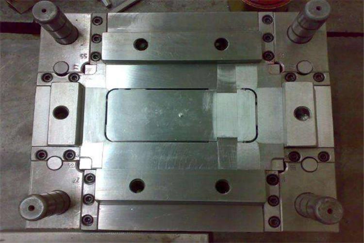 一副大型注塑模具使用30萬模次后其成型面只產生微小磨損，成型尺寸測量不出磨損變化量