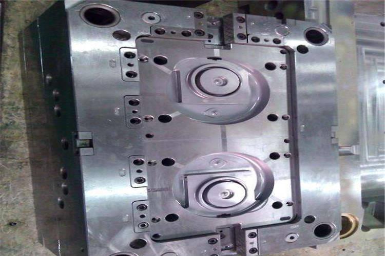 然而，剛性接觸摩擦面則大大不同了，往往在幾萬到十幾萬模次以內就發生明顯磨損或燒傷，嚴重影響了大型注塑模具的正常生產使用和壽命