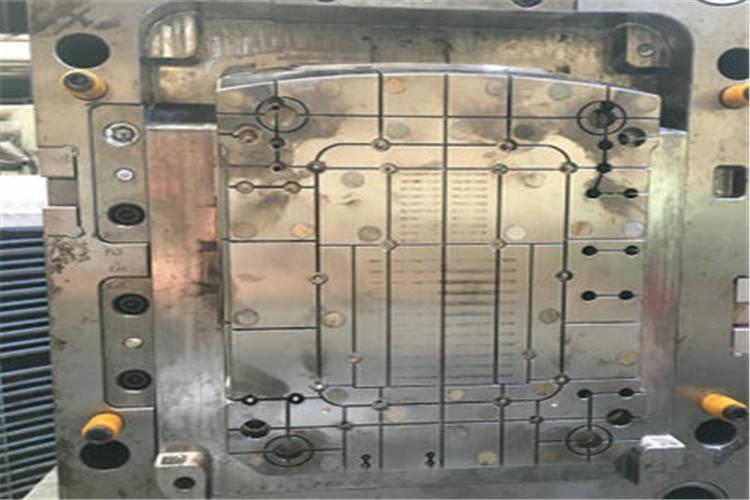 一副大型注塑模具只生產幾萬模次就已傷痕累累，究其原因均為操作不慎壓塌、碰傷等等非正常損壞造成的