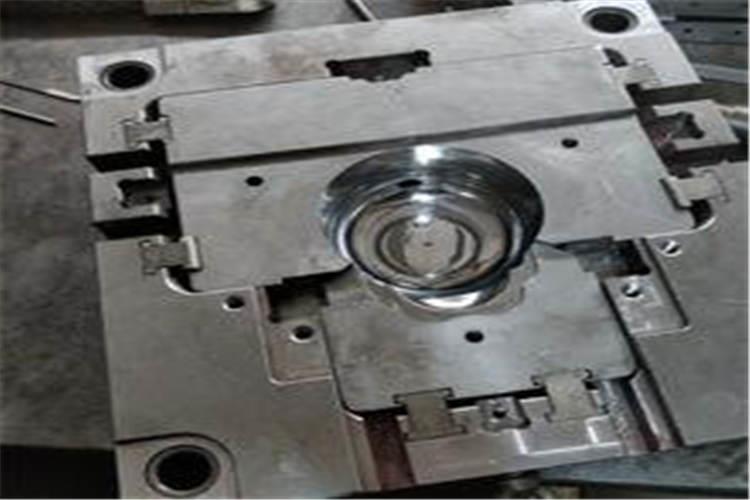 激光表面淬火是用高能的激光束快速掃描精密塑膠模具的表面被掃描區域的金屬表層溫度瞬時升高到奧氏體相變點溫度和熔點溫度區間然后快速冷卻而完成表面淬火的技術