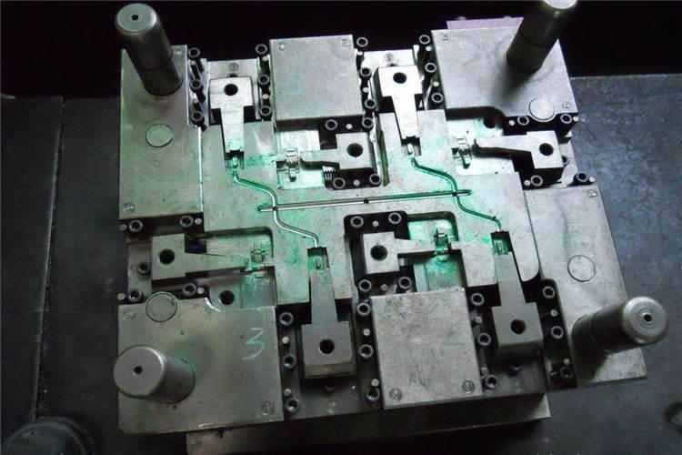 形成硬質膜或超硬膜，從而提高精密塑膠模具表面的硬度、耐磨性和耐腐蝕性