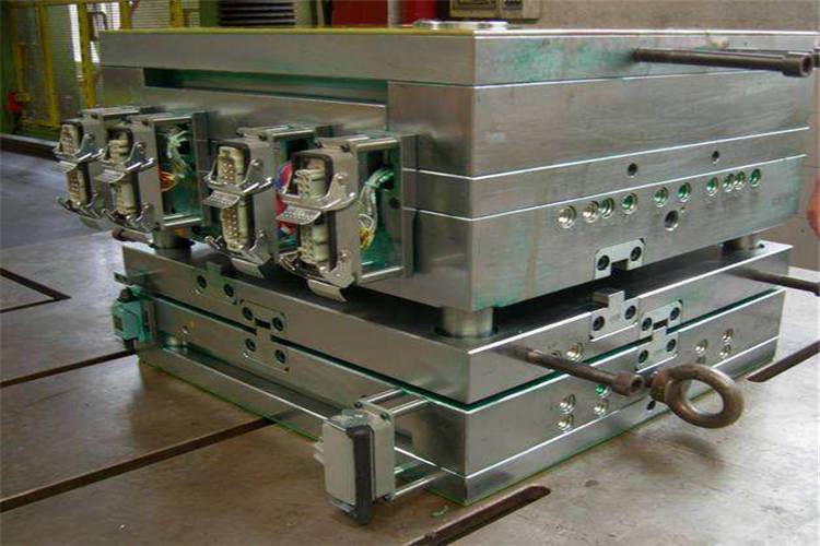 要使大型塑膠模具順利平衡地脫出模外，推桿位置的設置，分布是否合理，關系極大