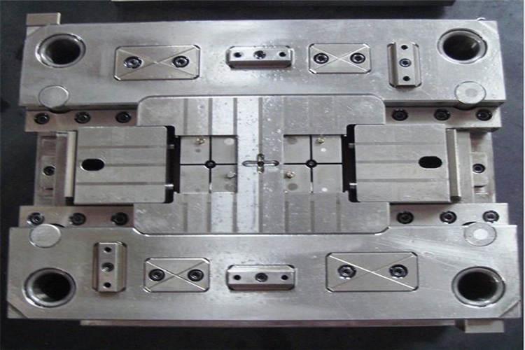 采用扁形推桿設置在制件的內外周壁上，作為推出大型塑膠模具的主要力點