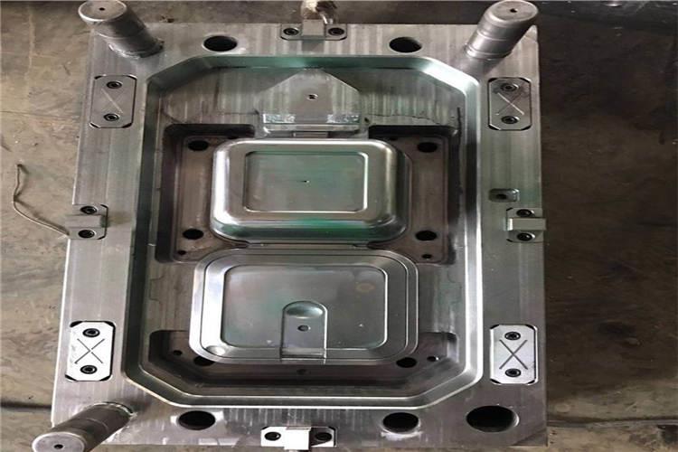 在塑制精密塑件時，低溫注塑模具的控溫系統較主要的目的是保持型腔的溫度大致恒定