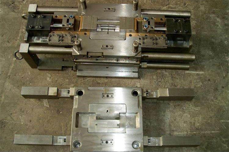 低溫注塑模在使用一段時間以后，會發現在其滑動部分、型芯及分拼件上出現磨損。其結果會導致錯位或飛邊的產生，因此，低溫注塑模具的尺寸也因而出現偏差