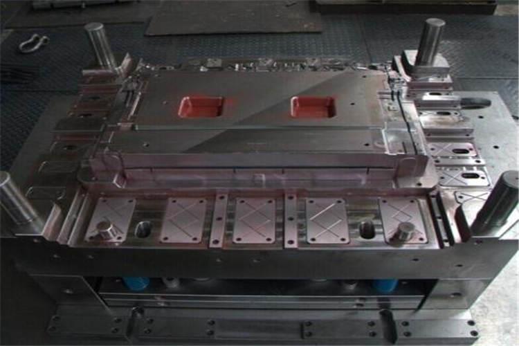 確定了型腔數目、分型面的位置及澆口類型后，就需要確定注塑模具塑件的排布