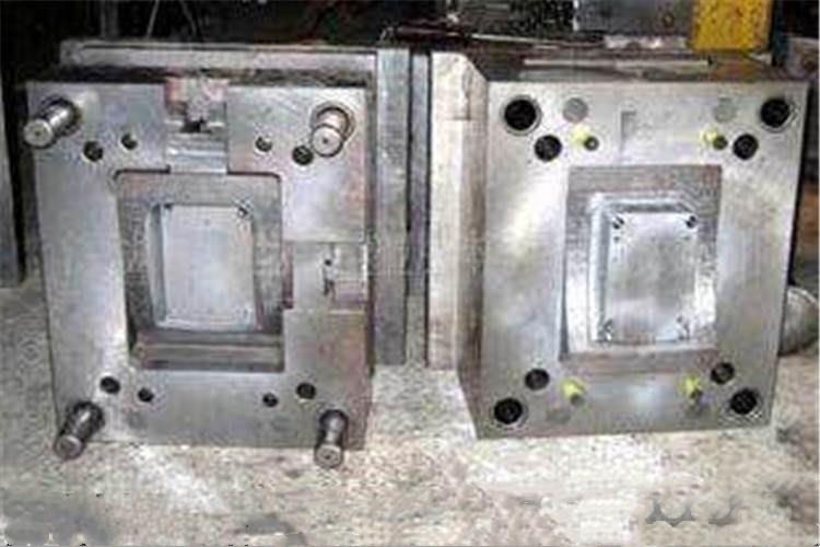 在繪制零件圖后，可能需要對裝配圖的某些結構進行修改或細化，從而完善注塑模具裝配圖的設計