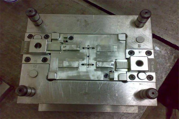在高精度塑膠模具模具結構的設計上，要考慮防止熔融塑料在注射過程中沖擊型芯、型腔拼塊而影響其尺寸精度