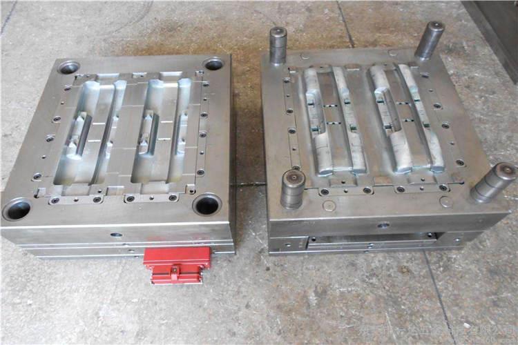 凡是精度要求高的塑件，特別是厚壁塑件，高精度塑膠模具澆口形式一般采用直接澆口