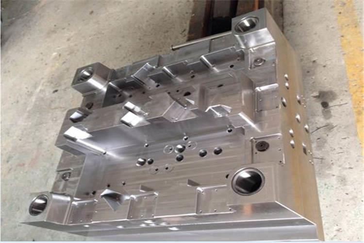 隨著高精度塑膠模具模具加工工藝的發展，冷擠、電加工、磨削、電鑄以及超塑成形等手段被廣泛應用